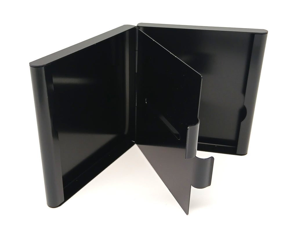 Schwarzes Aluminium-Zigarettenetui geöffnet