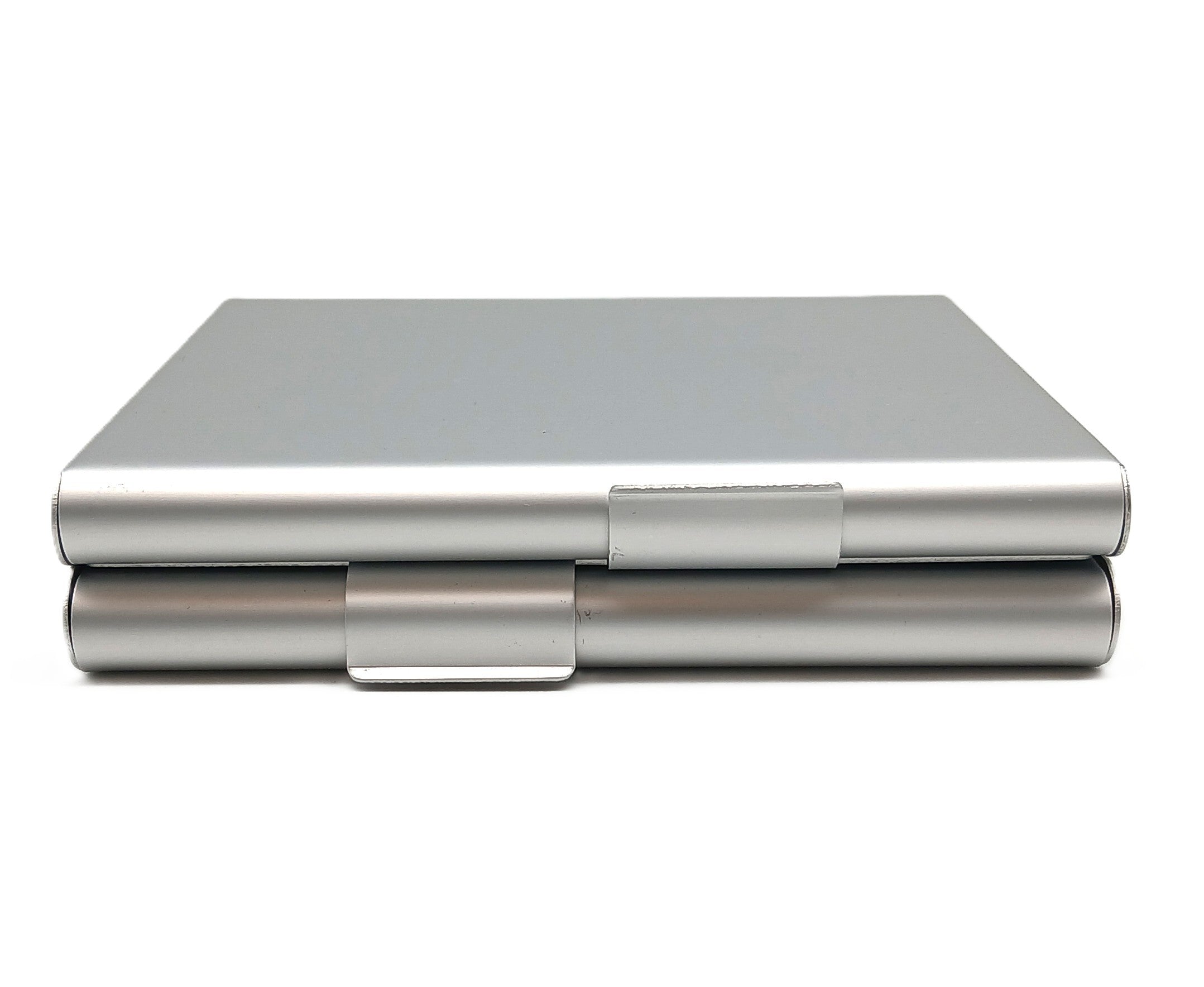 Silbernes Aluminium-Zigarettenetui geschlossen 