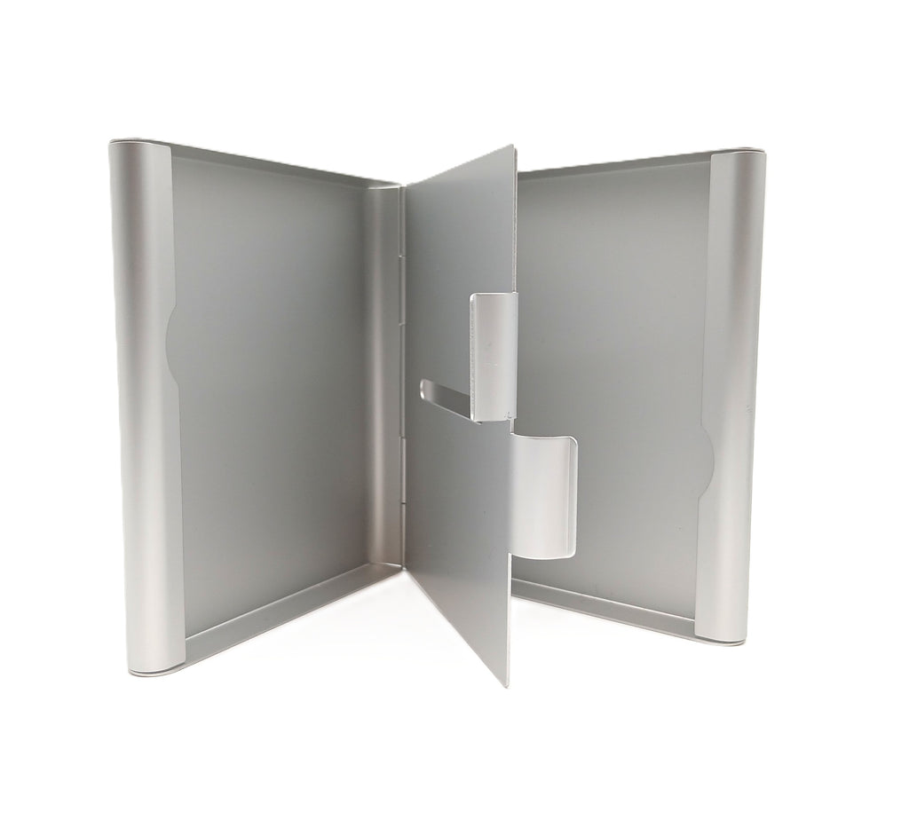 Silbernes Aluminium-Zigarettenetui geöffnet