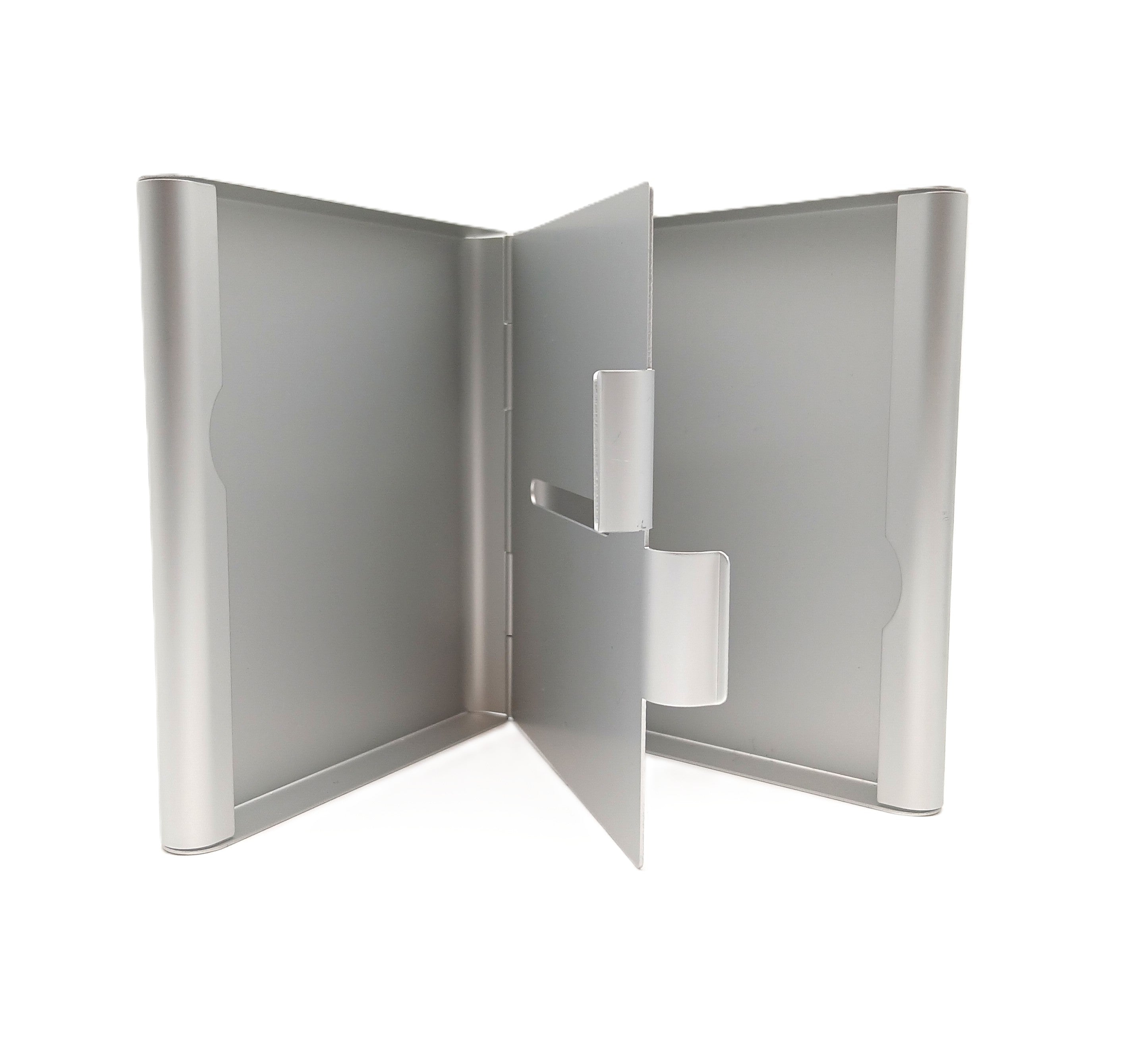 Silbernes Aluminium-Zigarettenetui geöffnet