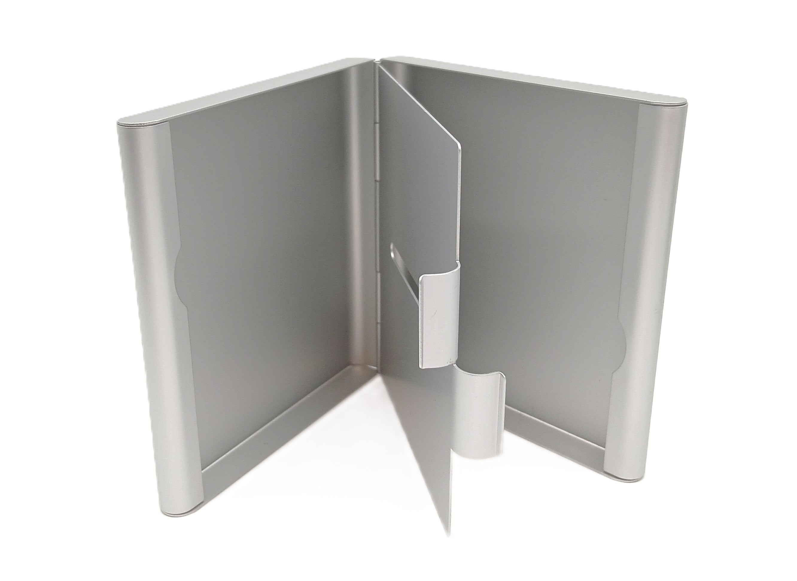 Silbernes Aluminium-Zigarettenetui halb geöffnet